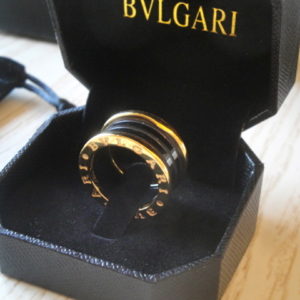 Anello Bulgari replica b.zero1 oro giallo ceramica nera ciondolo