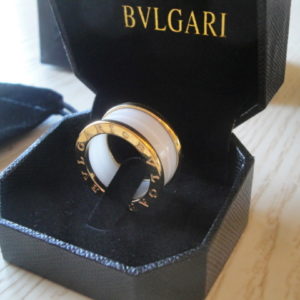 Anello Bulgari replica b.zero1 oro giallo ceramica bianca ciondolo